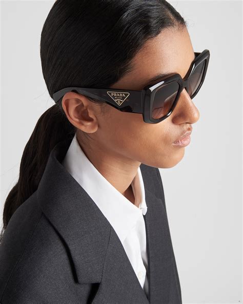 lente prada|Prada sunglasses symbol.